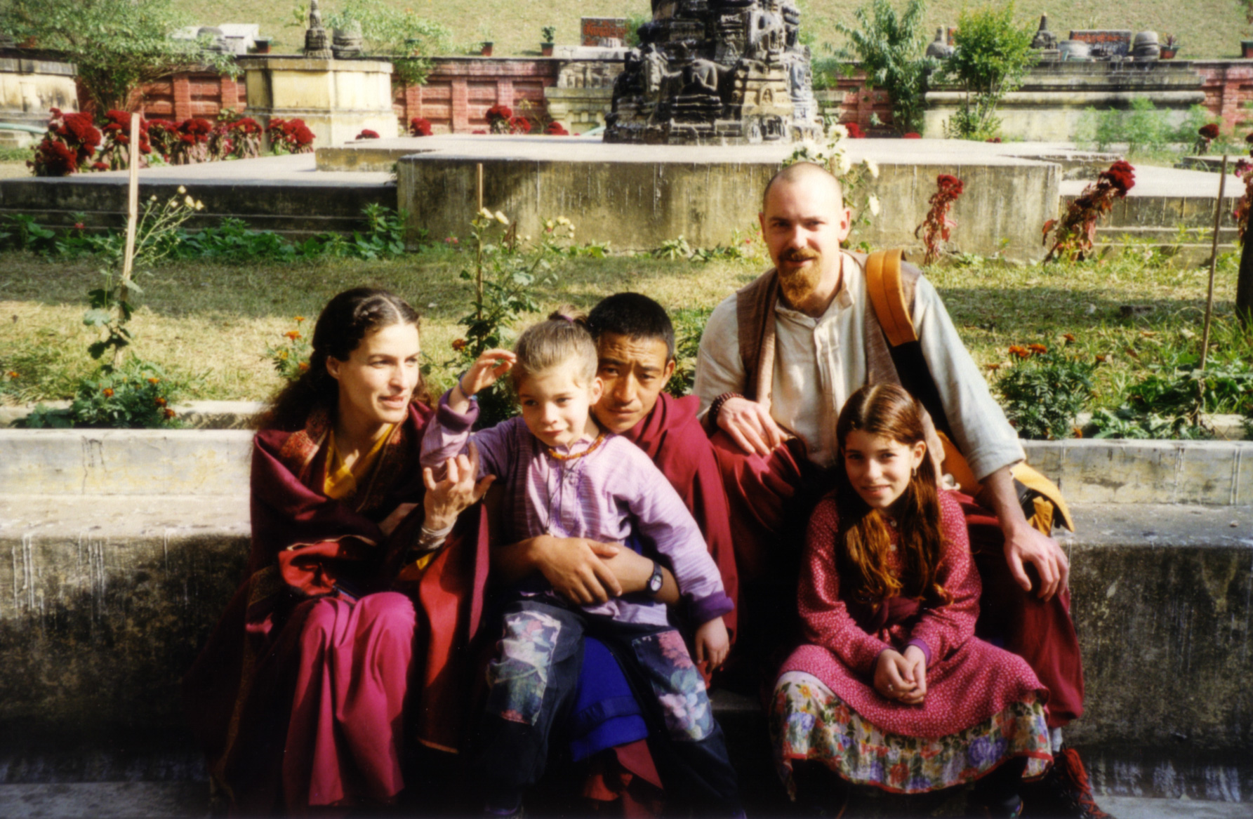 Inde en famille, avec Dhakpa, notre ami moine tibétain, à Bodhgaya, le village de l'illumination du boudha.