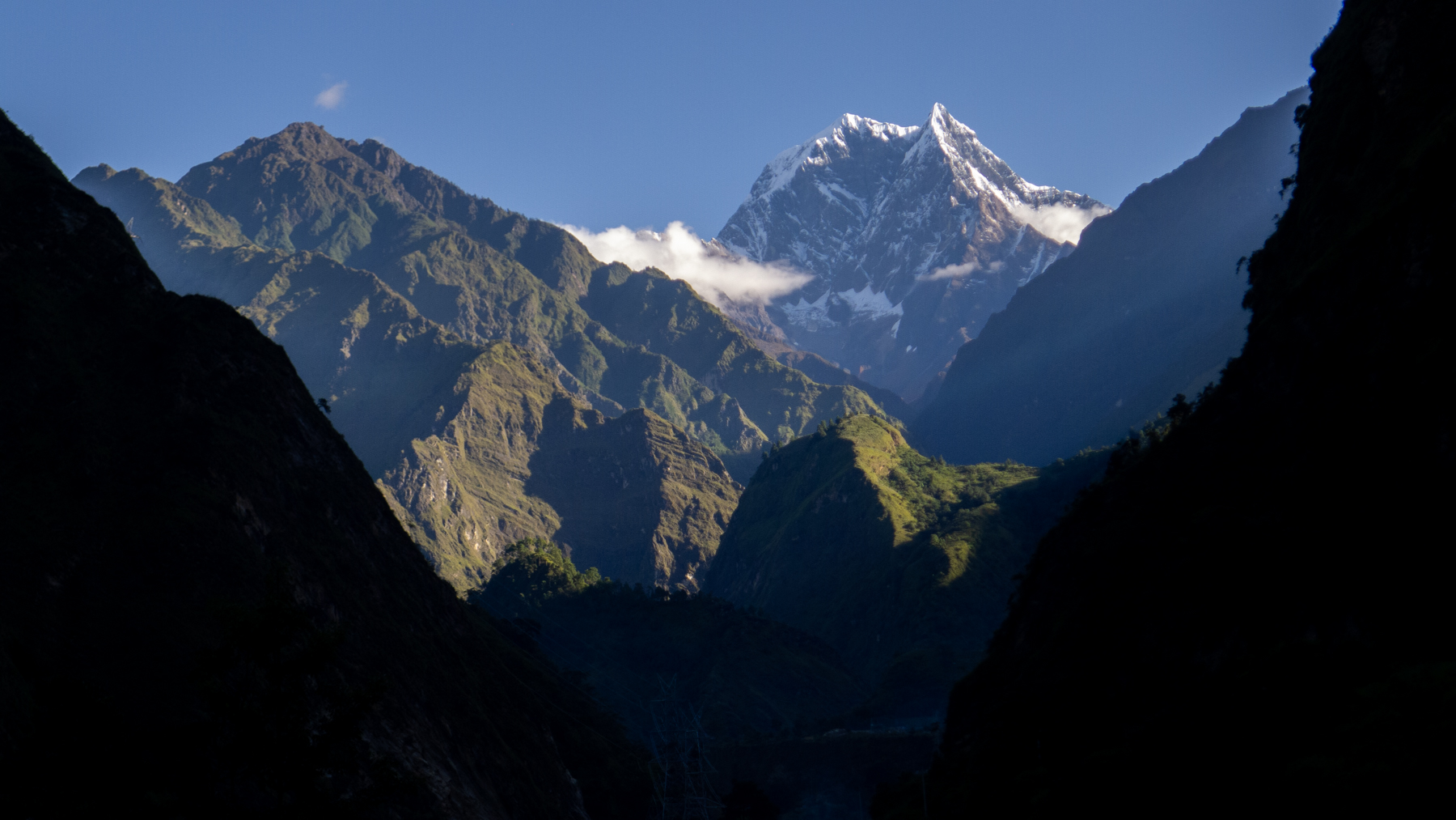 Nilgiri Sud (6 839 m) au petit matin.