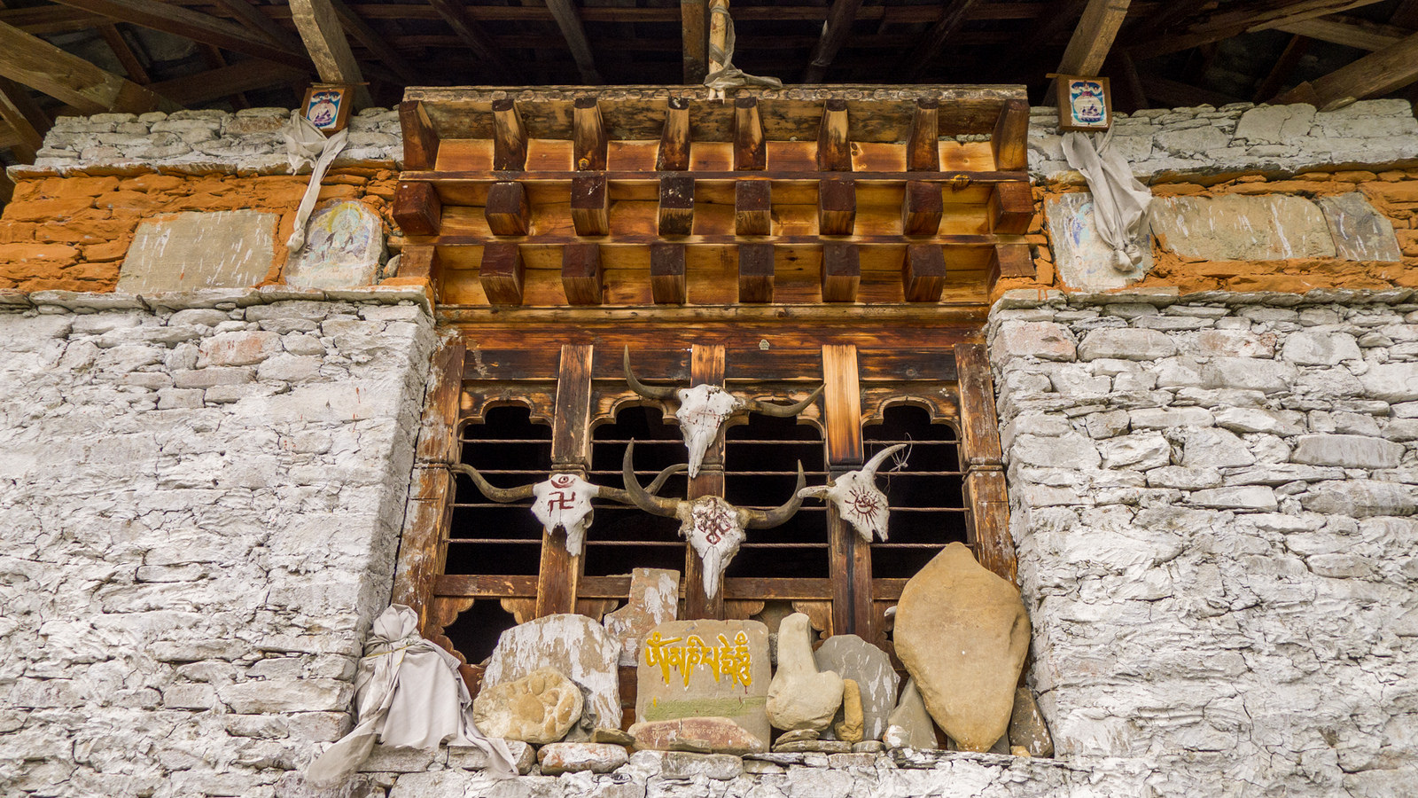 2016 - Bhoutan - Crânes de yaks sur une roue de prière à Ura (Bumthang)